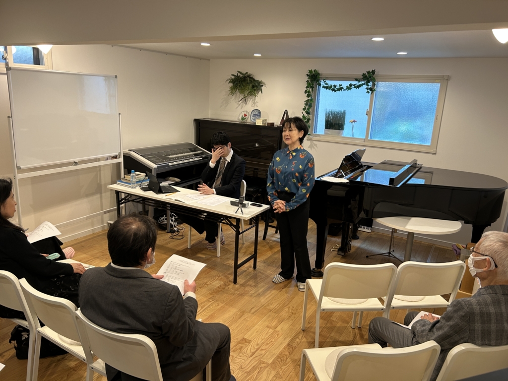 水月恵美子事務局長と小川至会員